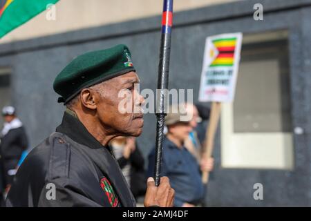 New York, USA, Oktober 25, 2019 dimostrazione dello Zimbabwe di fronte all'edificio delle Nazioni Unite. Foto Stock