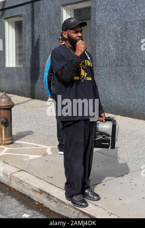 New York, USA, Oktober 25, 2019 dimostrazione dello Zimbabwe di fronte all'edificio delle Nazioni Unite. Foto Stock