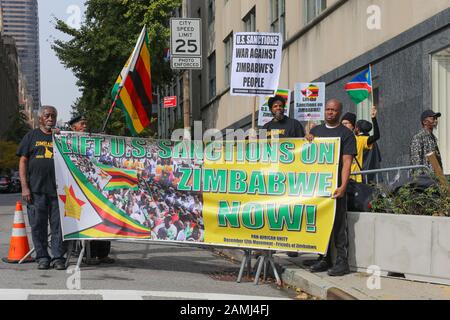 New York, USA, Oktober 25, 2019 dimostrazione dello Zimbabwe di fronte all'edificio delle Nazioni Unite. Foto Stock