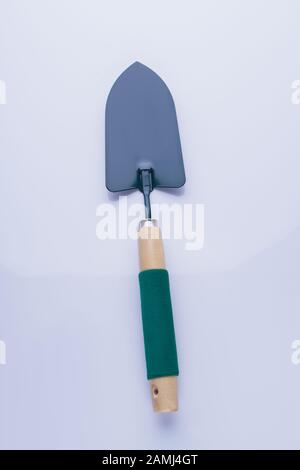 Trowel giardino isolato su sfondo bianco. Foto Stock