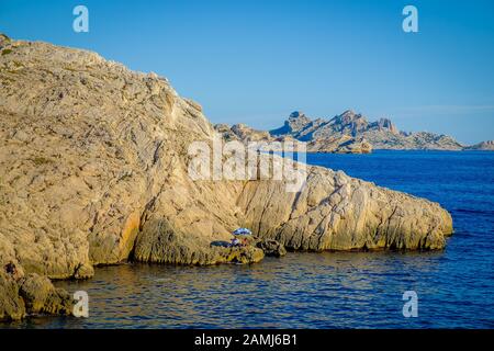 Marsiglia, Francia, settembre 2019, vista di pochi pescatori che pescano dalla costa in una giornata di sole sul Mar Mediterraneo, Provenza Francia Foto Stock