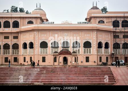 I visitatori camminano intorno al Sheesh Mahal (Palazzo degli specchi) nel quartiere Patiala di Punjab, India.Sheesh Mahal è una delle strutture più affascinanti e magnifiche a Patiala. Spesso indicato come il palazzo degli specchi, Sheesh Mahal a Patiala è un luogo notevole e una bella rappresentazione di Mughal e stile europeo di architettura. Foto Stock