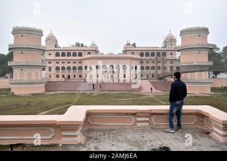 Visitatori al Sheesh Mahal (Palazzo degli specchi) nel quartiere Patiala di Punjab, India.Sheesh Mahal è una delle strutture più affascinanti e magnifiche a Patiala. Spesso indicato come il palazzo degli specchi, Sheesh Mahal a Patiala è un luogo notevole e una bella rappresentazione di Mughal e stile europeo di architettura. Foto Stock