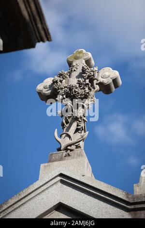 Selezione di lapidi e sculture a Recoleta Cemetry a Buenos Aires. Foto Stock