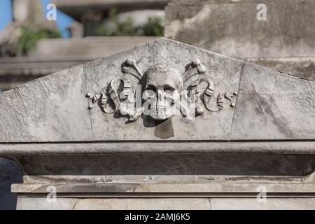 Selezione di lapidi e sculture a Recoleta Cemetry a Buenos Aires. Foto Stock