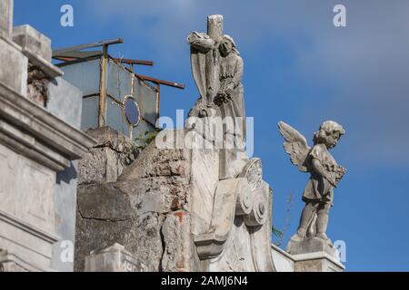 Selezione di lapidi e sculture a Recoleta Cemetry a Buenos Aires. Foto Stock