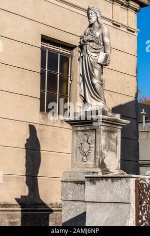 Selezione di lapidi e sculture a Recoleta Cemetry a Buenos Aires. Foto Stock