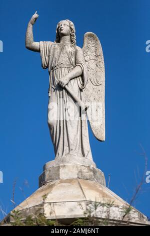 Selezione di lapidi e sculture a Recoleta Cemetry a Buenos Aires. Foto Stock