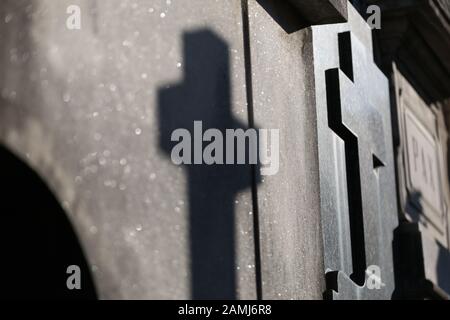 Selezione di lapidi e sculture a Recoleta Cemetry a Buenos Aires. Foto Stock