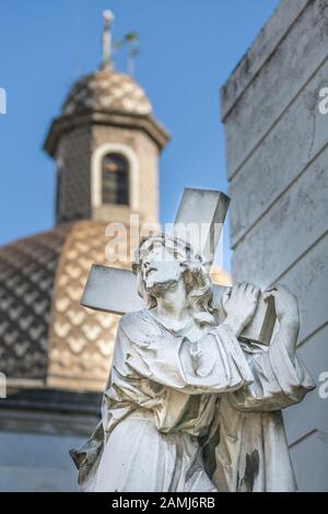 Selezione di lapidi e sculture a Recoleta Cemetry a Buenos Aires. Foto Stock