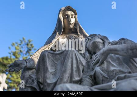 Selezione di lapidi e sculture a Recoleta Cemetry a Buenos Aires. Foto Stock