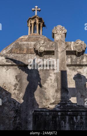 Selezione di lapidi e sculture a Recoleta Cemetry a Buenos Aires. Foto Stock