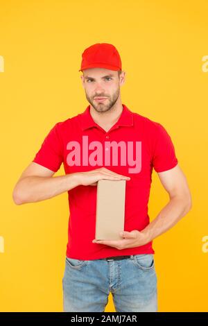 scatola uniforme del cassiere del ragazzo. Il personale della caffetteria del ristorante voleva. Servizio di consegna uomo in maglietta rossa e berretto. Assistente del negozio cordiale. Consegna ordine alimentare. Posto vacante. Assunzione di lavoratori del negozio. Foto Stock