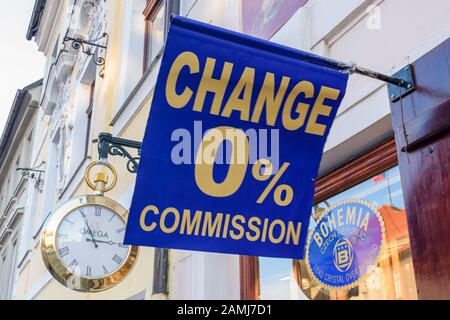 Firma al di fuori di un ufficio di cambio, che offre lo scambio di denaro con 0% di commissione. Foto Stock