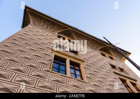 Facciata ornata del Palazzo Schwarzenberg in stile rinascimentale (Národní galerie Praha, Schwarzenberský palác) che ospita un museo con pa barocca ceca Foto Stock