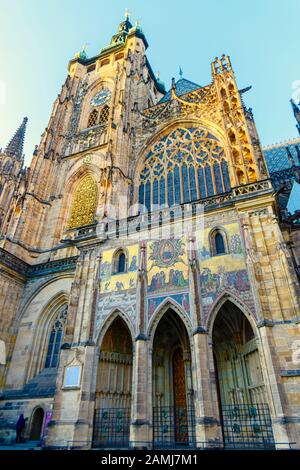 Ornato Lato Sud Della Cattedrale Di San Vito, Castello Di Praga, Praga, Repubblica Ceca Foto Stock