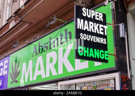 Segno fuori di un mercato di Absenth, popolare a Praga, Repubblica Ceca, anche un supermercato che vende souvenir ed offre il cambio estero. Foto Stock