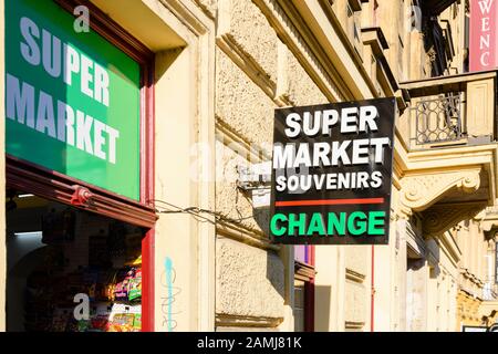 Segno fuori di un mercato di Absenth, popolare a Praga, Repubblica Ceca, anche un supermercato che vende souvenir ed offre il cambio estero. Foto Stock