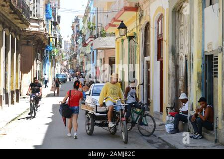 La vita quotidiana nelle strade colorate della vecchia Havana, Cuba. Foto Stock