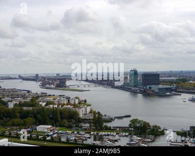 Una fotografia aerea che guarda attraverso il canale verso Amsterdam Central Foto Stock