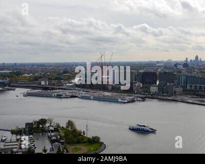 Una fotografia aerea che guarda attraverso il canale verso Amsterdam Central Foto Stock