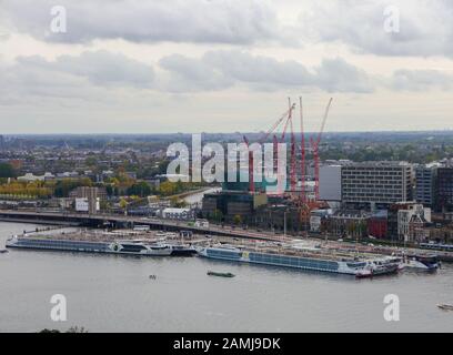 Una fotografia aerea che guarda attraverso il canale verso Amsterdam Central Foto Stock