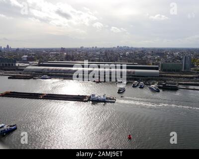 La vista da Overhoeks guardando verso la stazione centrale di Amsterdam Foto Stock