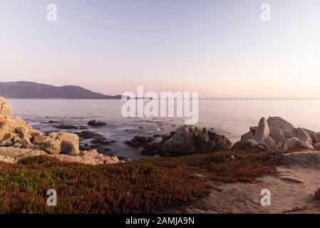 Tramonto lungo 17 Miglia Drive, strada panoramica attraverso Pebble Beach e Pacific Grove sulla penisola di Monterey in California. Foto Stock