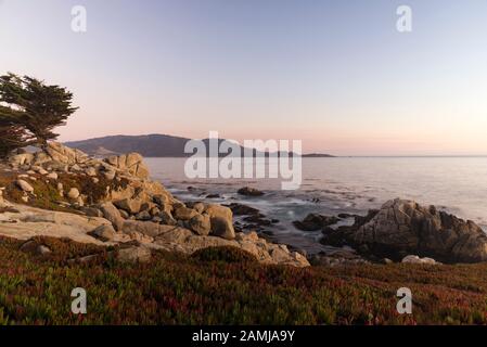 Tramonto lungo 17 Miglia Drive, strada panoramica attraverso Pebble Beach e Pacific Grove sulla penisola di Monterey in California. Foto Stock