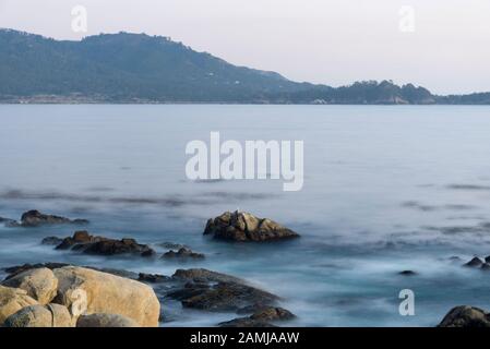 Tramonto lungo 17 Miglia Drive, strada panoramica attraverso Pebble Beach e Pacific Grove sulla penisola di Monterey in California. Foto Stock