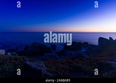 Tramonto lungo 17 Miglia Drive, strada panoramica attraverso Pebble Beach e Pacific Grove sulla penisola di Monterey in California. Foto Stock