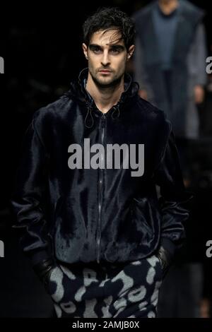 Milano, Italia. 13th Gen 2020. Giorgio ARMANI Autunno/Inverno 2020/2021 Runway durante la settimana della Moda di Milano uomini‚Äôs Gennaio 2020 - Milano, Italia 13/01/2020 | utilizzo credito mondiale: DPA/Alamy Live News Foto Stock