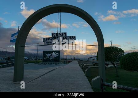 Malvinas (Falklands) Monumento storico Nazionale della Guerra alla Plaza Islas Malvinas a Ushuaia, Terra del fuoco, Argentina Foto Stock