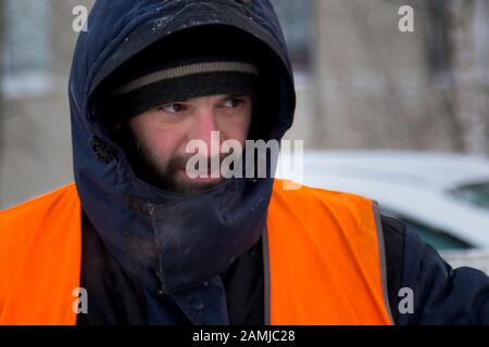 Ritratto di installer in arancione gilet catarifrangente Foto Stock