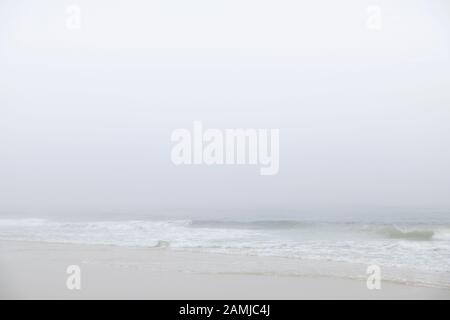 Nebbia sulla spiaggia del Golfo del Messico a Gulf Shores, Alabama. Foto Stock