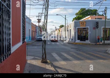 Il Cuatro Siete Barber Shop tra Le Case E gli edifici In stile Art Deco E tradizionale a Merida, Yucatan, Messico. Calle 64 e 47. Foto Stock