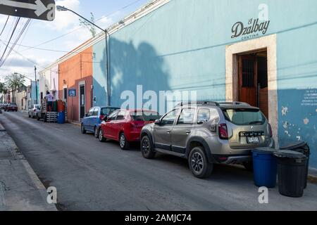 El Dzalbay Cantina tra Colorate case e edifici in stile Art Deco e tradizionale a Merida, Yucatan, Messico. Foto Stock