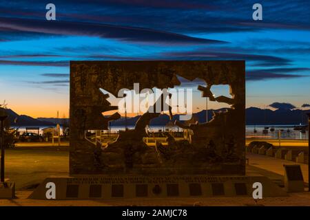 Malvinas (Falklands) Monumento storico Nazionale della Guerra all'alba, Plaza Islas Malvinas a Ushuaia, Tierra del Fuego, Argentina Foto Stock