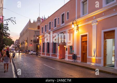 La facciata dell'Hotel Merida al tramonto su Calle 60 a Merida, Yucatan, Messico. Foto Stock