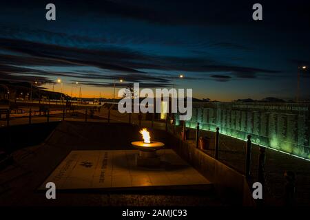 Malvinas (Falklands) Monumento storico Nazionale della Guerra all'alba, Plaza Islas Malvinas a Ushuaia, Tierra del Fuego, Argentina Foto Stock