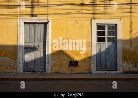 Colorate case e palazzi in stile Art Deco e tradizionale a Merida, Yucatan, Messico. Foto Stock