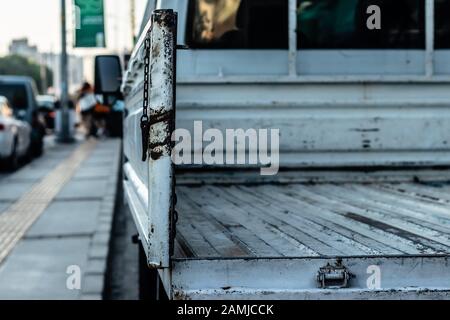 un closeup particolare sparare a un furgone bianco - città sfocata come sfondo. foto ha preso a izmir / turchia. Foto Stock