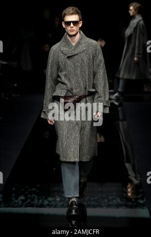 Milano, Italia. 13th Gen 2020. Giorgio ARMANI Autunno/Inverno 2020/2021 Runway durante la settimana della Moda di Milano uomini‚Äôs Gennaio 2020 - Milano, Italia 13/01/2020 | utilizzo credito mondiale: DPA/Alamy Live News Foto Stock