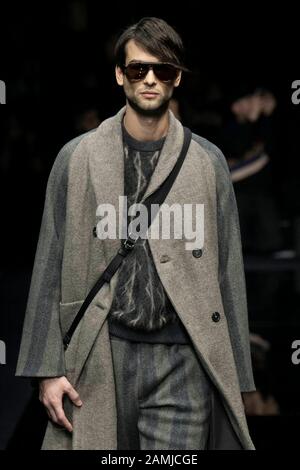 Milano, Italia. 13th Gen 2020. Giorgio ARMANI Autunno/Inverno 2020/2021 Runway durante la settimana della Moda di Milano uomini‚Äôs Gennaio 2020 - Milano, Italia 13/01/2020 | utilizzo credito mondiale: DPA/Alamy Live News Foto Stock