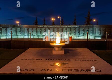 Malvinas (Falklands) Monumento storico Nazionale della Guerra all'alba, Plaza Islas Malvinas a Ushuaia, Tierra del Fuego, Argentina Foto Stock