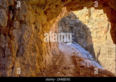 Il tunnel 2nd lungo Il Luminoso Angel Trail sul bordo sud del Grand Canyon. Foto Stock