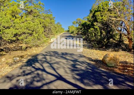 La passerella pavimentata lungo il bordo sud del Grand Canyon, conosciuta come l'Hermit's Trail. Corre tra Il Resto di Hermit e il punto Pima Lookout Vista. Foto Stock