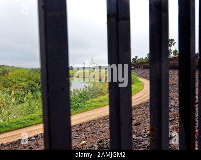 Il muro che separa gli Stati Uniti e il Messico attraversa Brownsville alla punta meridionale del Texas. La pattuglia di sicurezza dice che molti cercano di attraversare gli Stati Uniti nuotando attraverso il Rio Grande River e pensando che sarebbe più facile mescolarsi nella vita della città. E non dovranno morire di fame nel deserto. Border Patrol sedette nella sua vettura di pattuglia e aspettava. Foto Stock