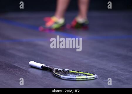 Camille Serme di Francia lascia che la sua racchetta si trovi sul campo durante una controversia di punto, come lei gioca contro Yathreb Adel d'Egitto durante il J.P. Torneo Morgan di Champions Squash al Grand Central Terminal di New York, NY, 13 gennaio 2020. Il torneo si gioca su un campo di vetro a quattro pareti istituito sotto i lampadari di Vanderbuilt Hall. Anthony Behar/Sipa Usa) Foto Stock