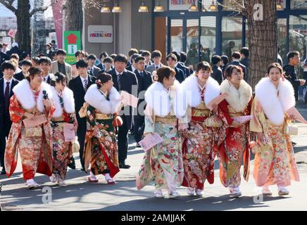 Tokyo, Giappone. 13th Gen 2020. Donne giapponesi di vent'anni in abiti kimono colorati arrivano al parco divertimenti Toshimaen per partecipare alla cerimonia del giorno Del Prossimo età per celebrare la loro iniziazione all'età adulta a Tokyo lunedì 13 gennaio 2020. 1,22 milioni di persone che hanno compiuto 20 anni festeggiati in tutto il Giappone. Credito: Yoshio Tsunoda/Aflo/Alamy Live News Foto Stock